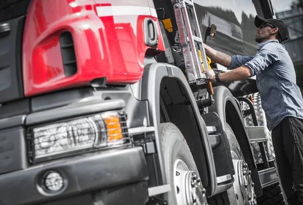 Cross-Border Trucking Expertise: Toronto to USA Shipping